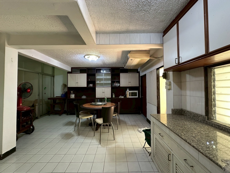 Townhouse at Sukhumvit 19, near Terninal 21 Asoke image