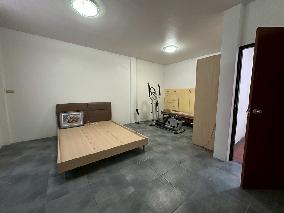 Townhouse at Sukhumvit 19, near Terninal 21 Asoke image