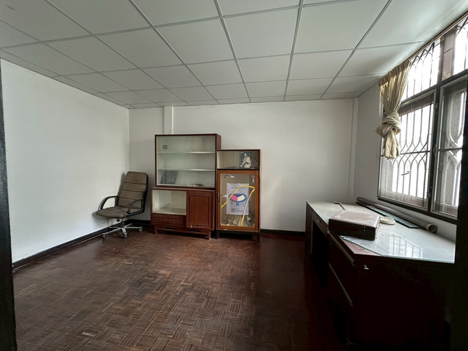 Townhouse at Sukhumvit 19, near Terninal 21 Asoke image