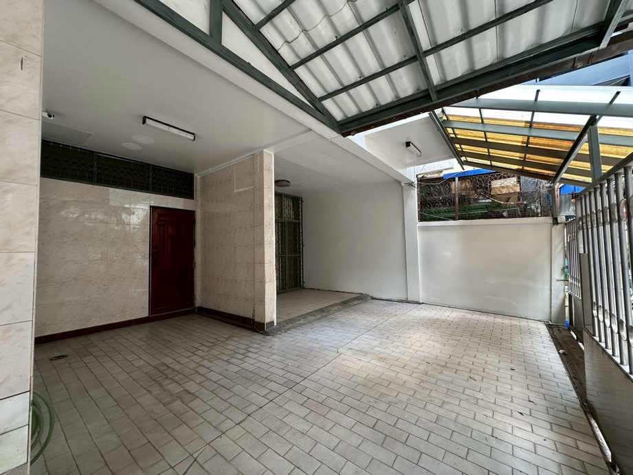 Townhouse at Sukhumvit 19, near Terninal 21 Asoke image