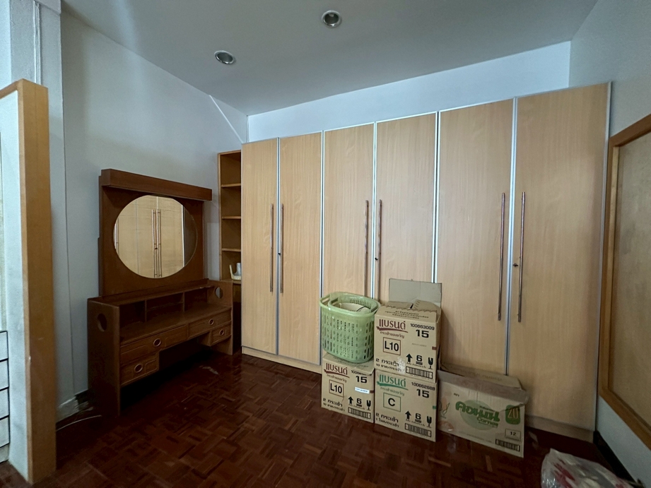 Townhouse at Sukhumvit 19, near Terninal 21 Asoke image