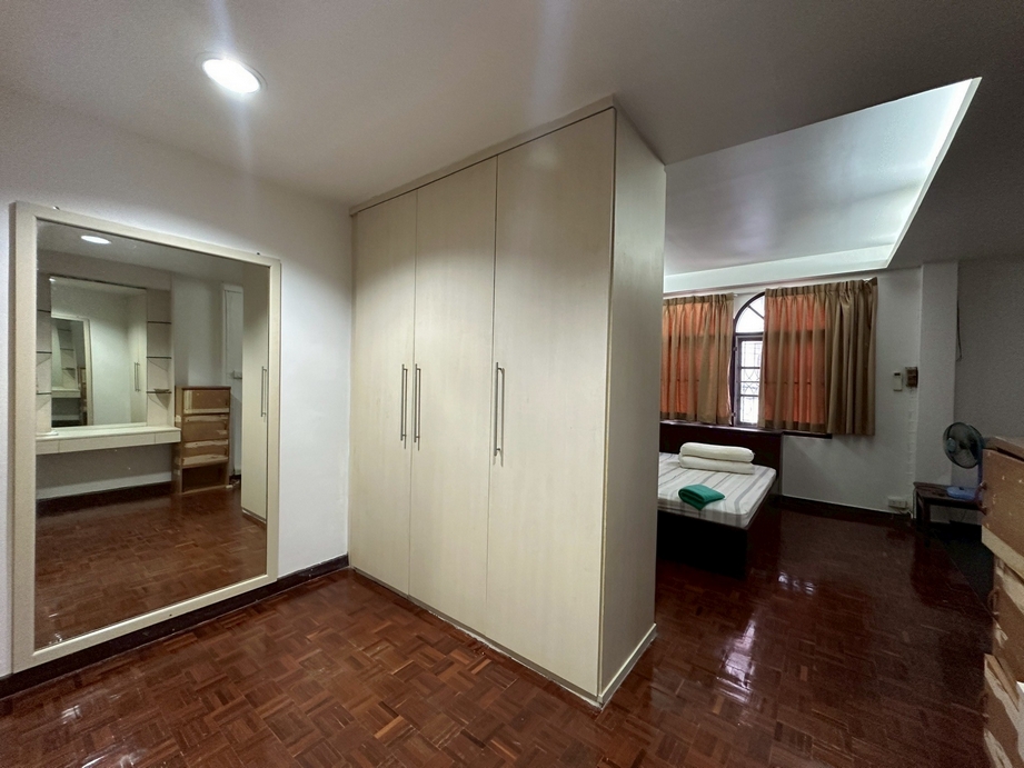Townhouse at Sukhumvit 19, near Terninal 21 Asoke image