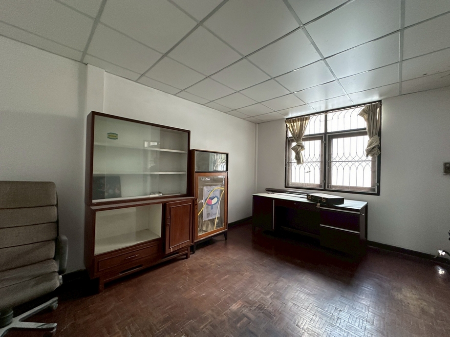 Townhouse at Sukhumvit 19, near Terninal 21 Asoke image