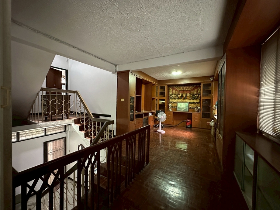 Townhouse at Sukhumvit 19, near Terninal 21 Asoke image