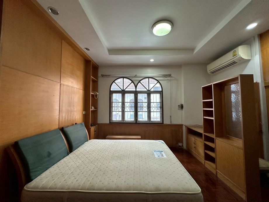 Townhouse at Sukhumvit 19, near Terninal 21 Asoke image