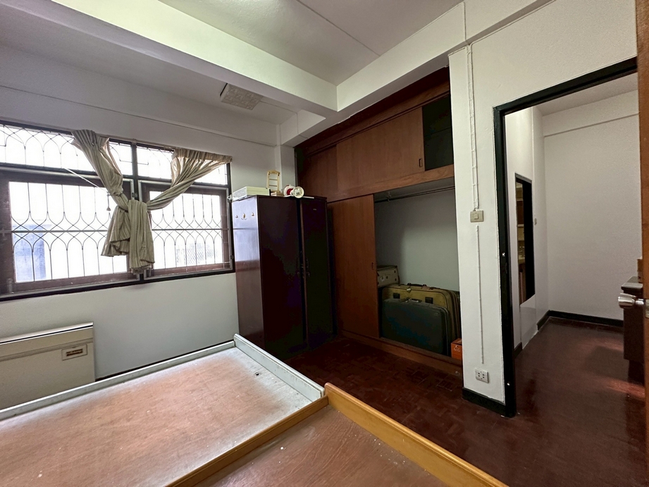 Townhouse at Sukhumvit 19, near Terninal 21 Asoke image