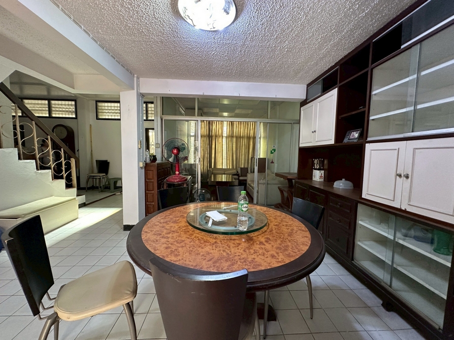 Townhouse at Sukhumvit 19, near Terninal 21 Asoke image