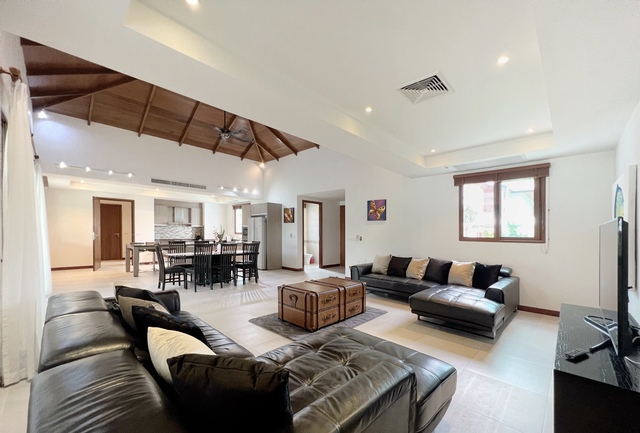 Luxury 4-Bedroom Pool Villa in Cherngtalay image