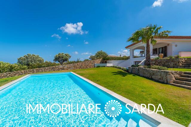 Panoramic Villa with Pool and Private Garden Just Minutes from Palau image