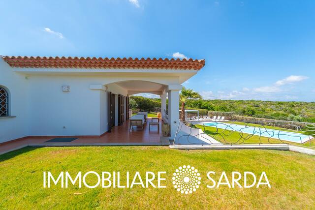Panoramic Villa with Pool and Private Garden Just Minutes from Palau image