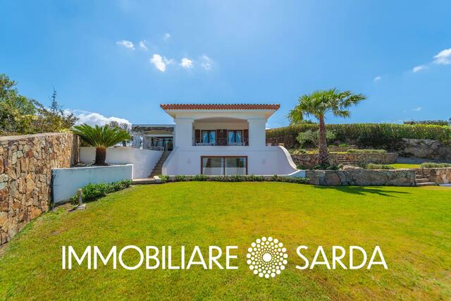 Panoramic Villa with Pool and Private Garden Just Minutes from Palau image