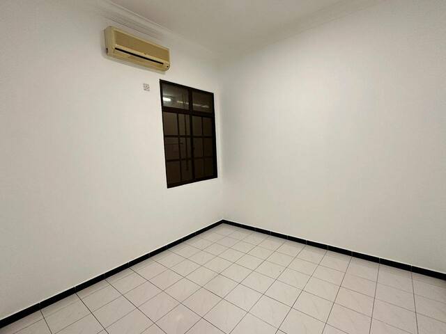 Easy Parking Field Facing Desa Rishah Falim Silibin Buntong Menglembu image