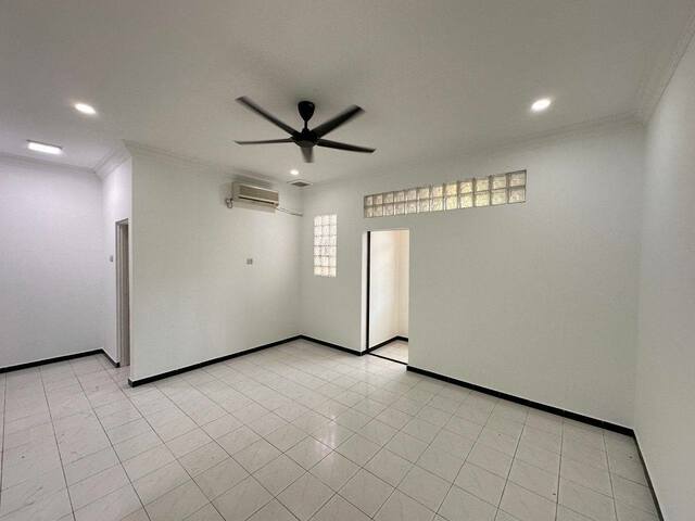 Easy Parking Field Facing Desa Rishah Falim Silibin Buntong Menglembu image