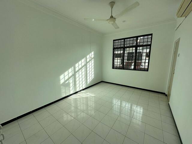 Easy Parking Field Facing Desa Rishah Falim Silibin Buntong Menglembu image