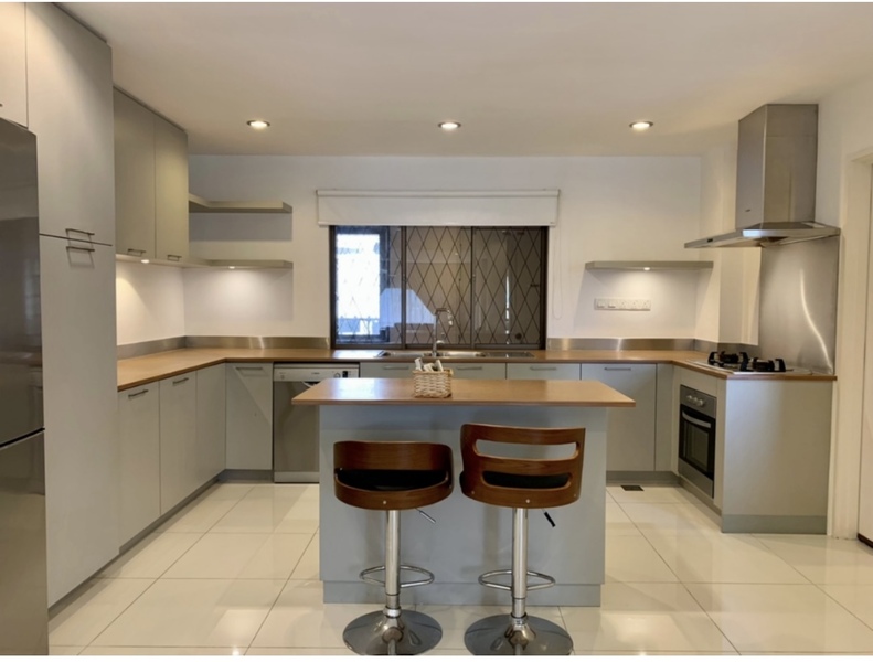 Merak Kayangan Court