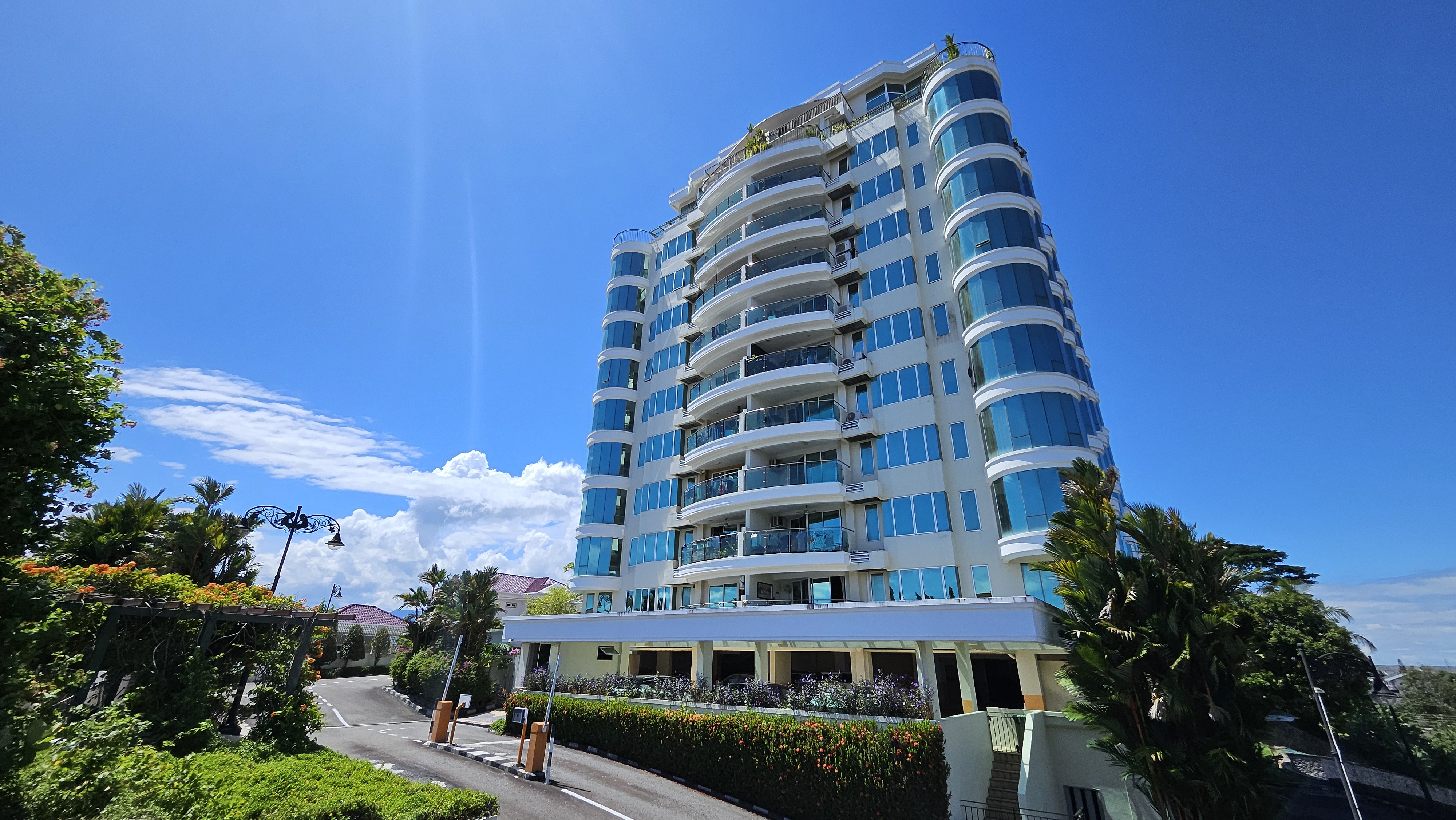 Hing Tower Penampang | Kondo Renovated, Luas & Family Friendly image