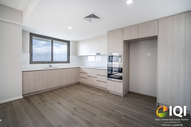 Sophisticated Urban Living with Sunrise Views image