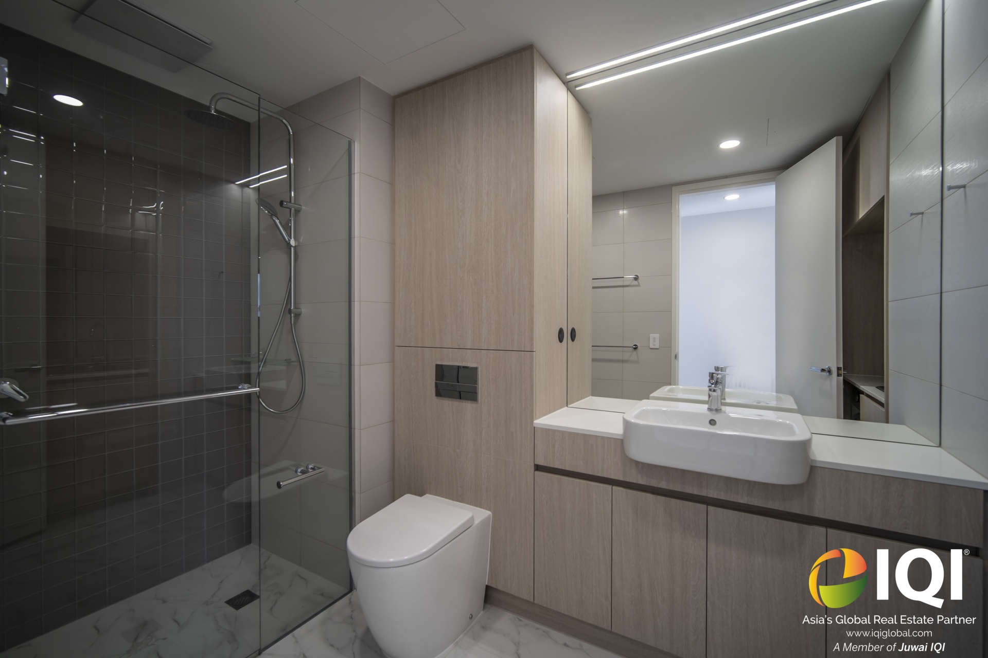 Sophisticated Urban Living with Sunrise Views image