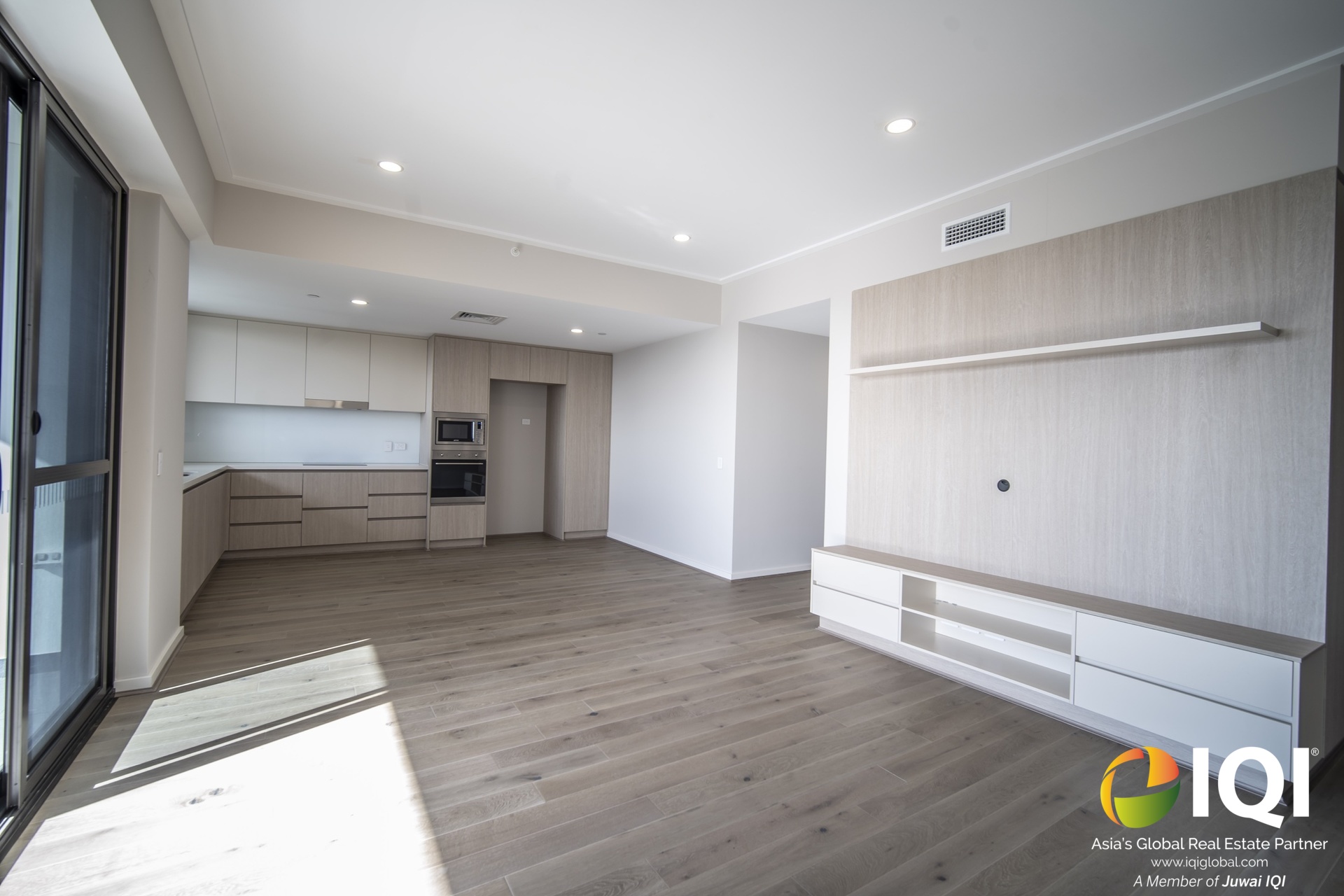 Sophisticated Urban Living with Sunrise Views image