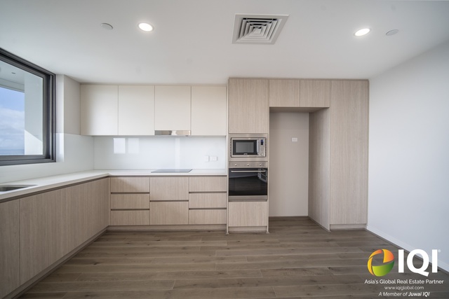 Sophisticated Urban Living with Sunrise Views image