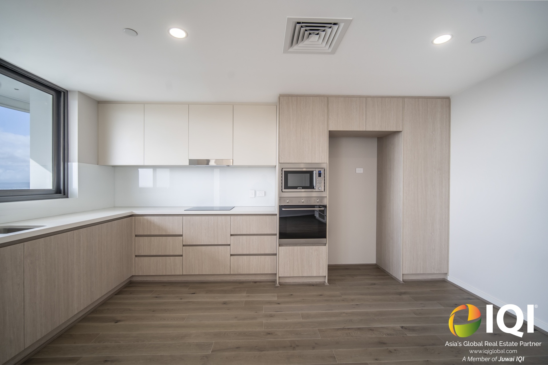 Sophisticated Urban Living with Sunrise Views image