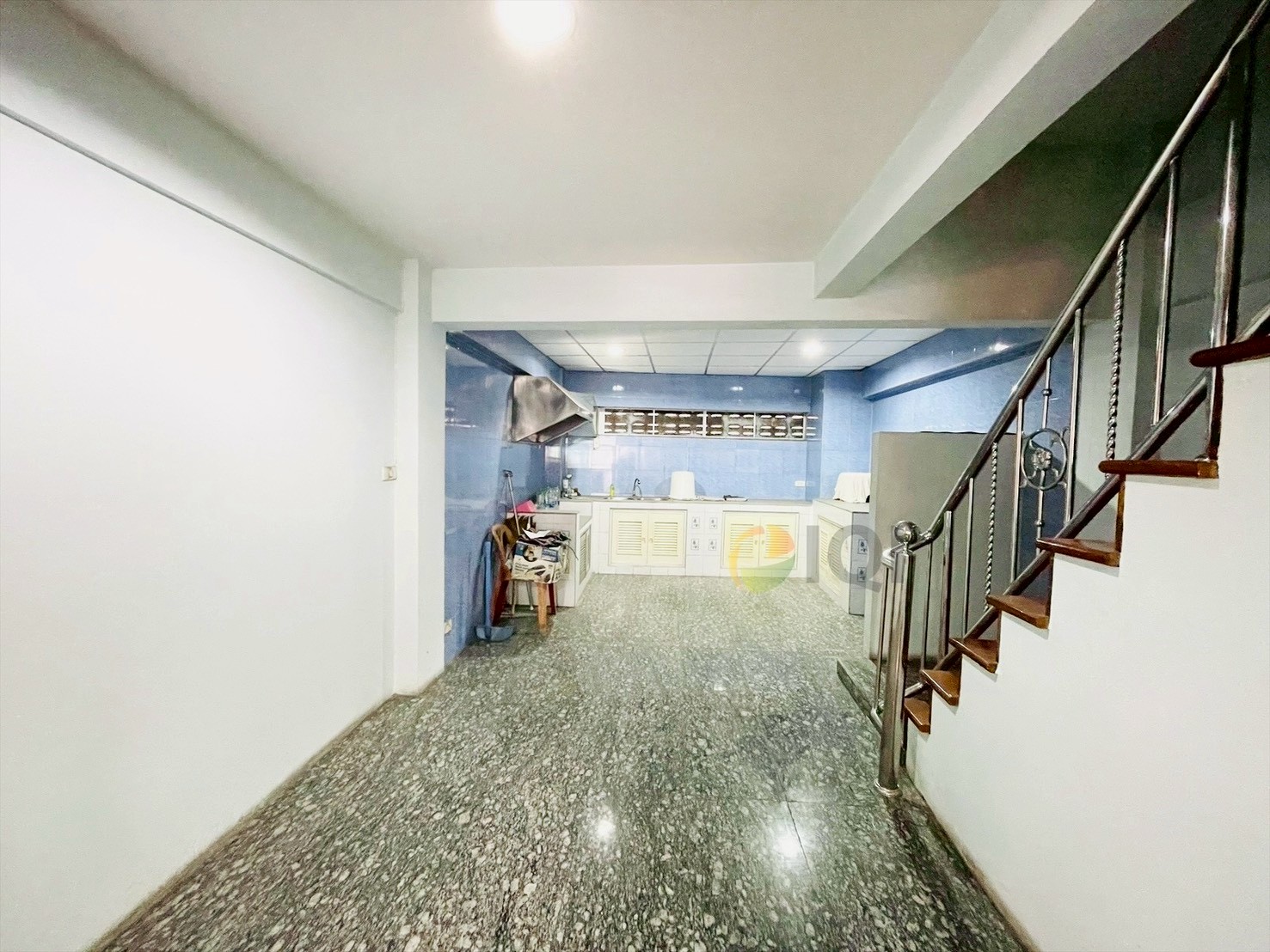 Commercial building for sale, 5 and a half storey, on Arun Amarin Road, good location, can do many kinds of business. image