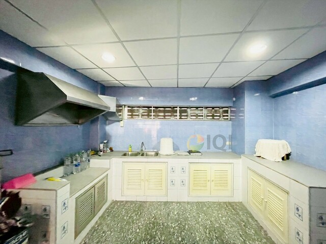 Commercial building for sale, 5 and a half storey, on Arun Amarin Road, good location, can do many kinds of business. image