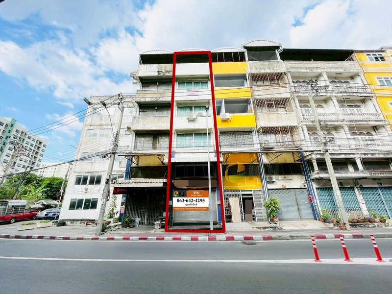 Commercial building for sale, 5 and a half storey, on Arun Amarin Road, good location, can do many kinds of business.