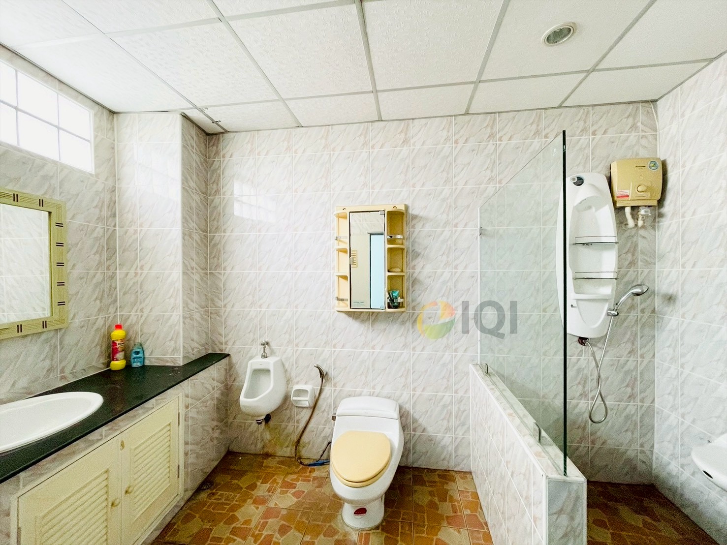 Commercial building for sale, 5 and a half storey, on Arun Amarin Road, good location, can do many kinds of business. image