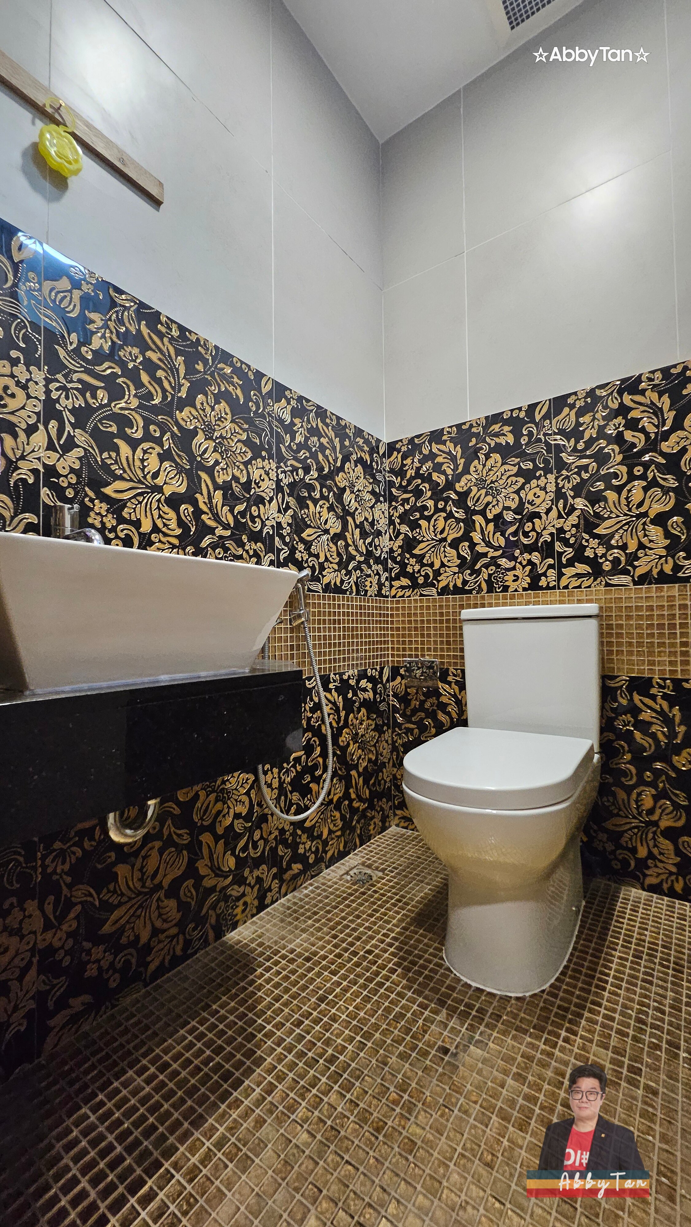 URGENT SALE! INTER-CORNER OFFICE @ KK Times Square | BELOW Market Value  image