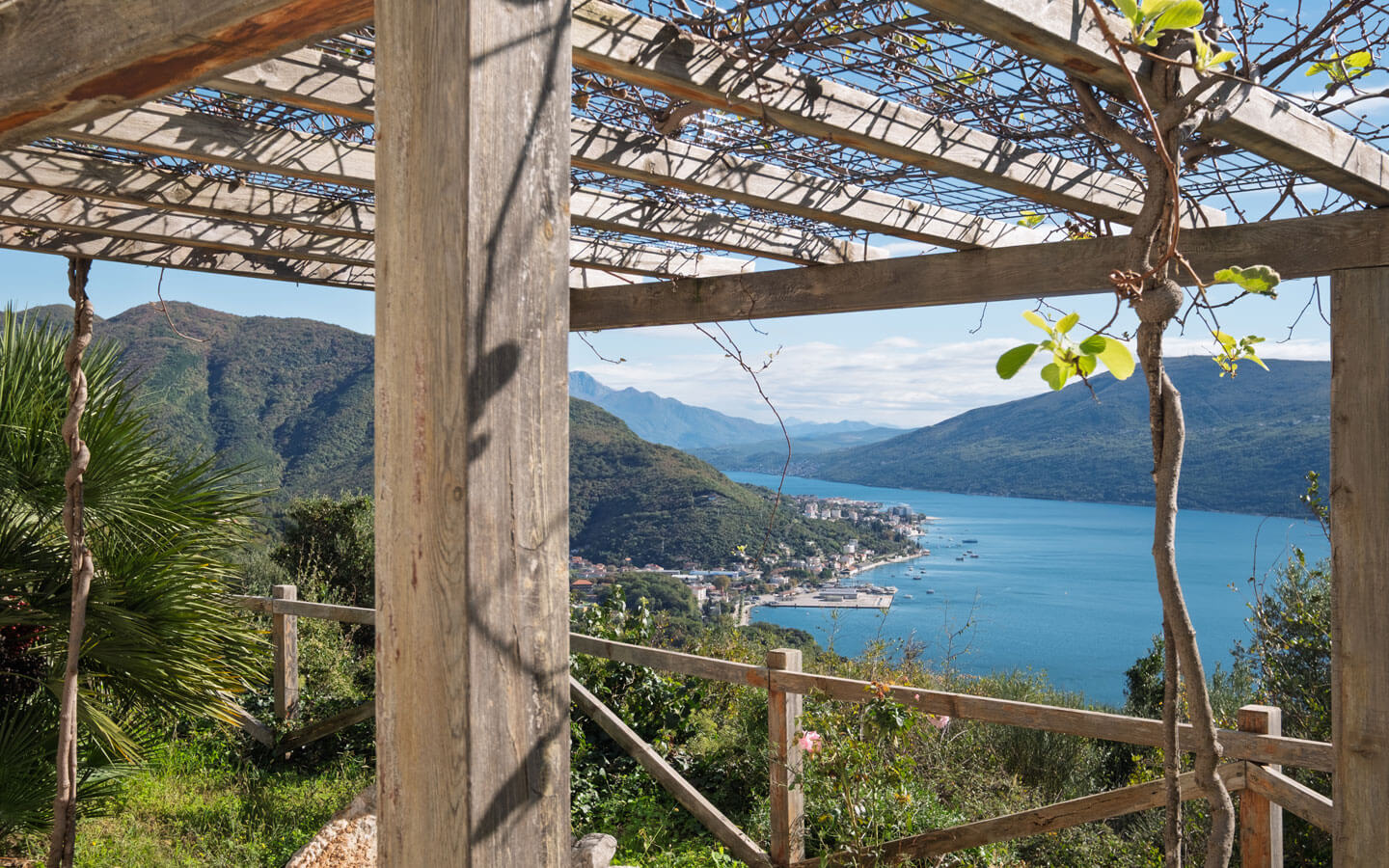 Penthouse in Vista residences, with an Attractive price and Expansive Sea Views image