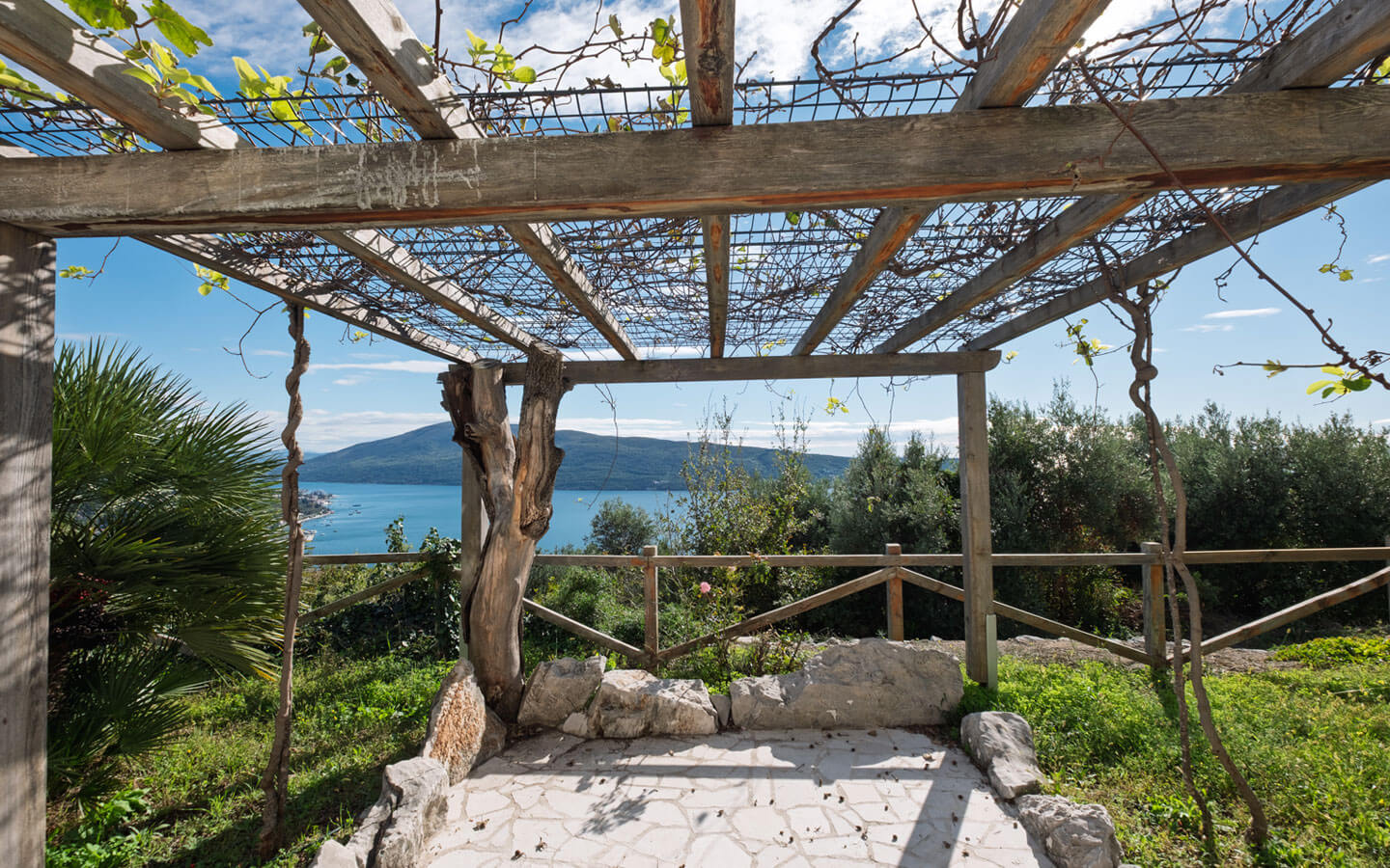 Penthouse in Vista residences, with an Attractive price and Expansive Sea Views image