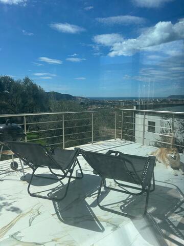 Cosy Two-Bedroom House with a Sea View image