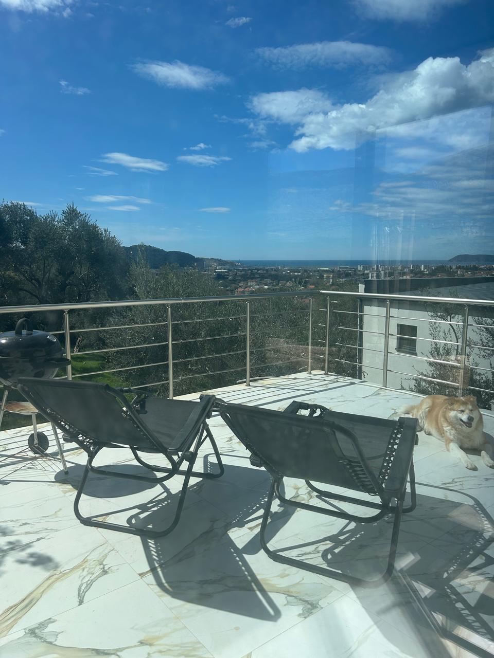 Cosy Two-Bedroom House with a Sea View image