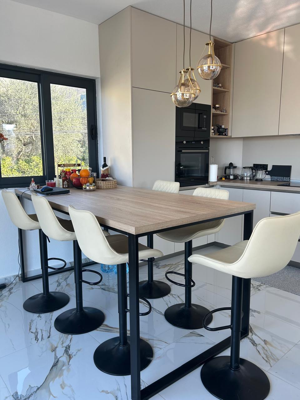 Cosy Two-Bedroom House with a Sea View image