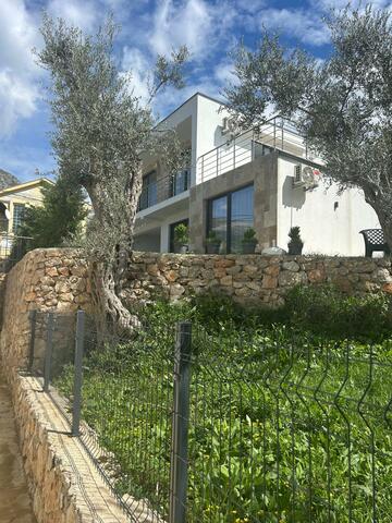 Cosy Two-Bedroom House with a Sea View image