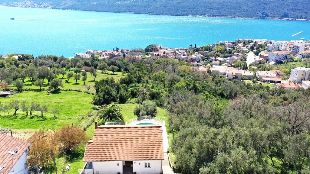 Charming Family House with Pool, Green Yard & Stunning Sea Views image