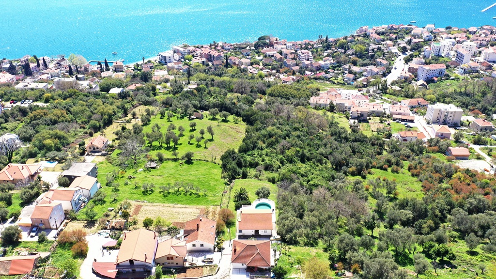 Charming Family House with Pool, Green Yard & Stunning Sea Views image