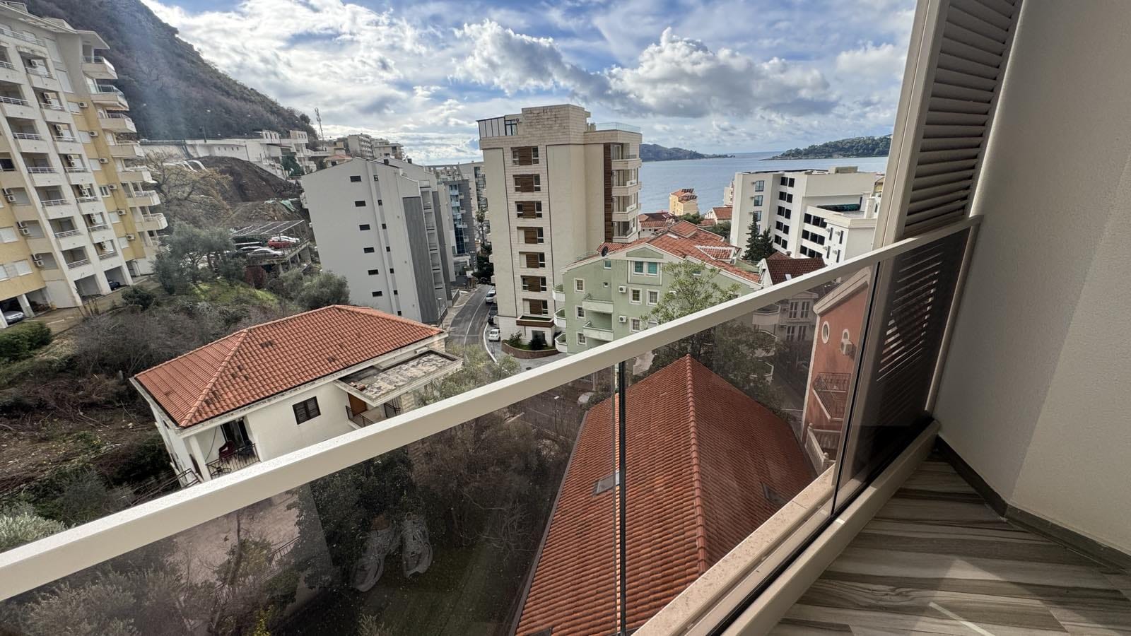 One-bedroom apartment in the Aura Tower building image