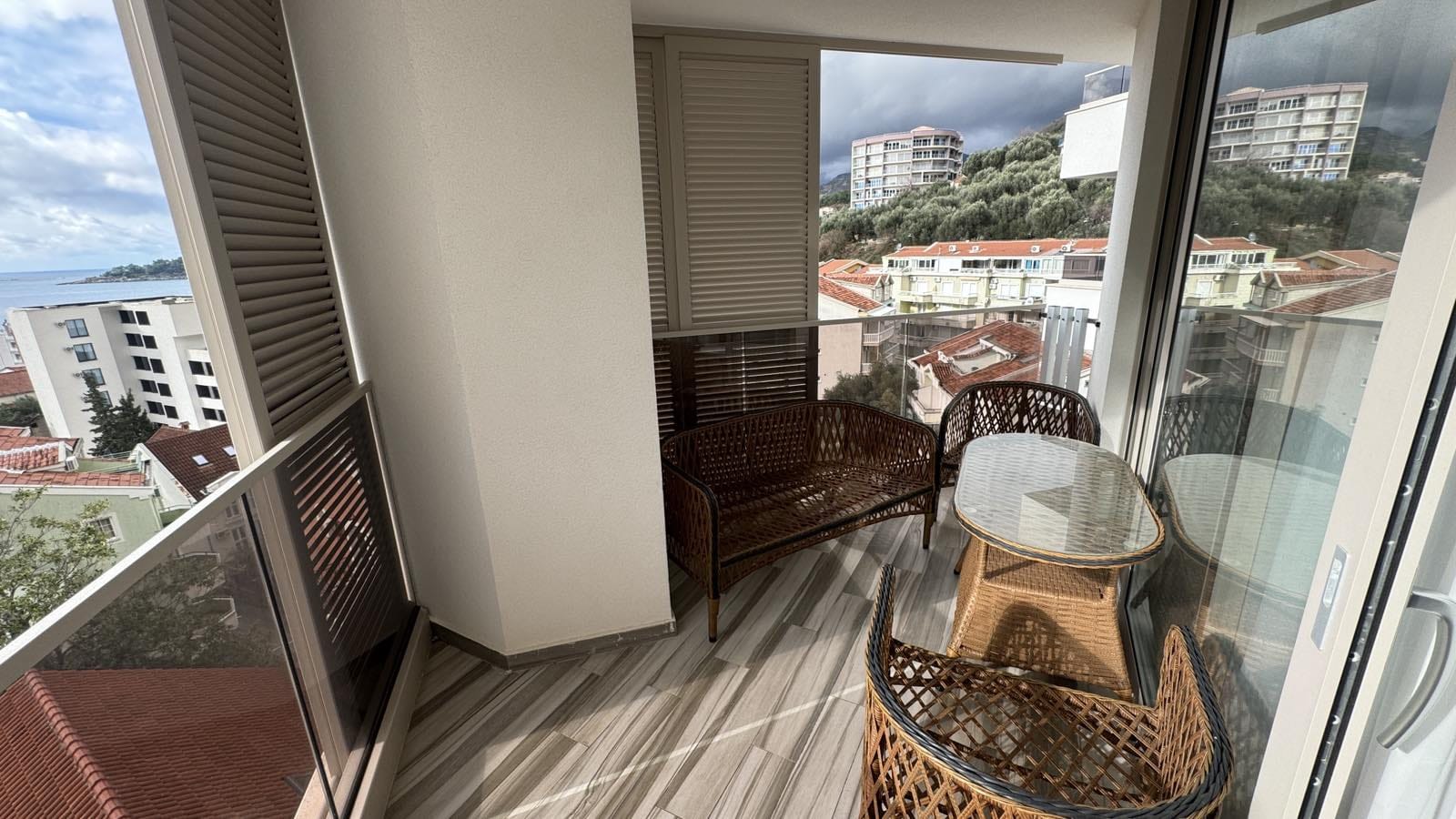 One-bedroom apartment in the Aura Tower building image