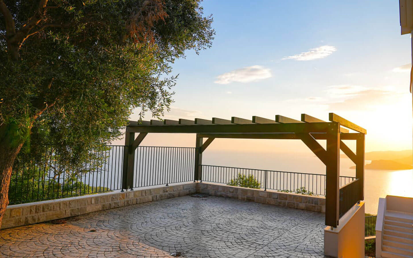 Luxury Four-bedroom Villa with Sea Views image