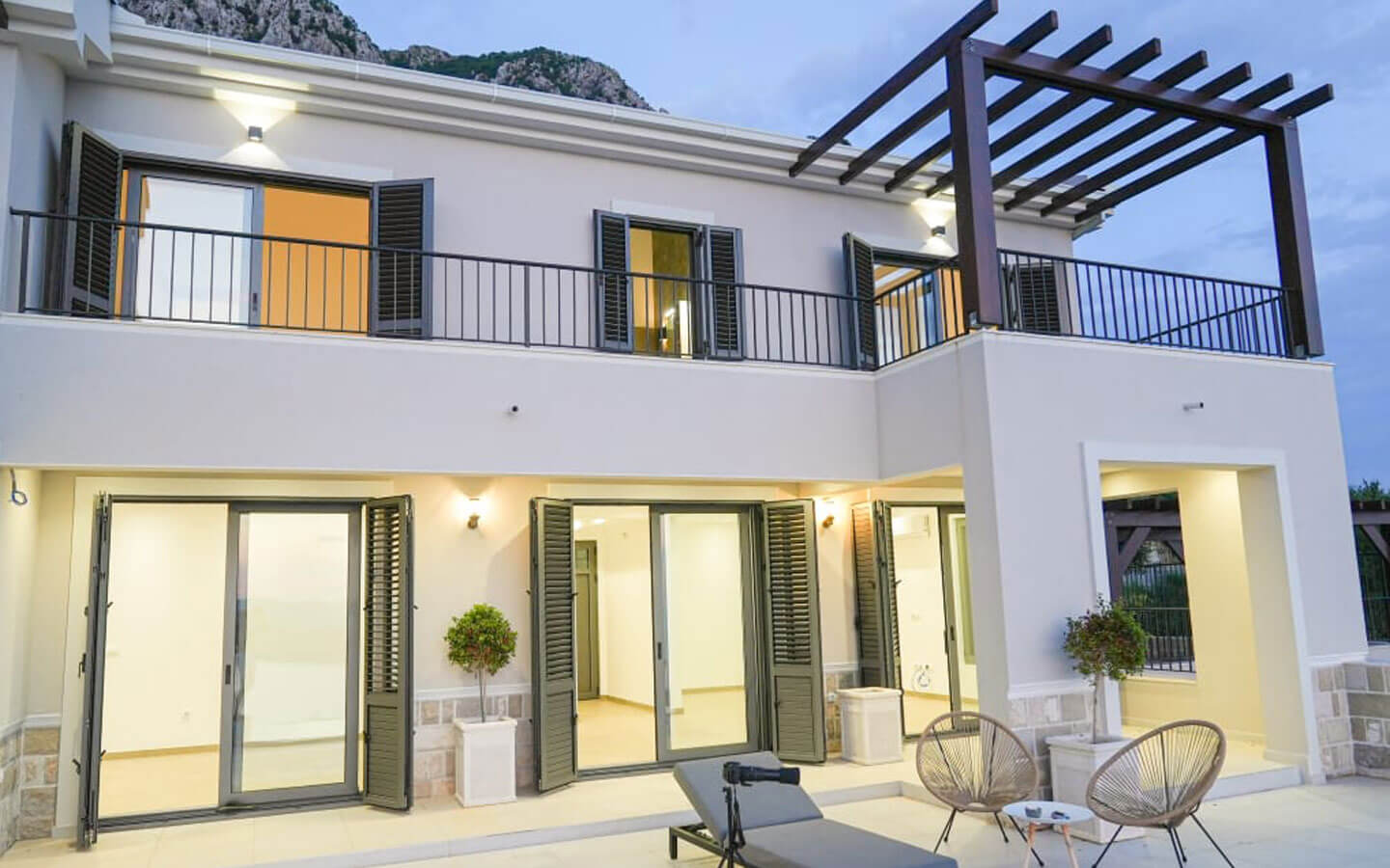 Luxury Four-bedroom Villa with Sea Views image