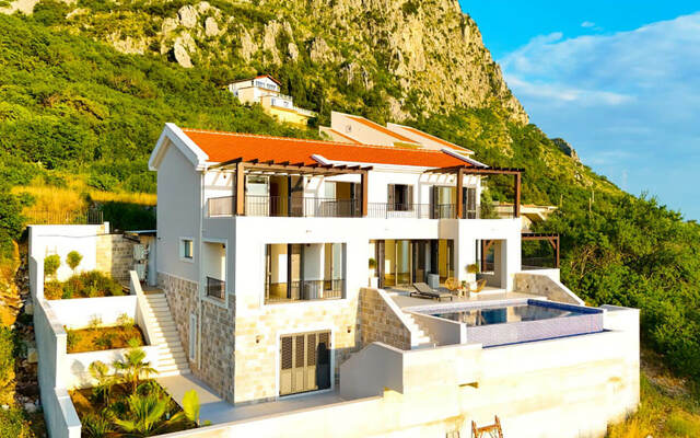 Luxury Four-bedroom Villa with Sea Views image