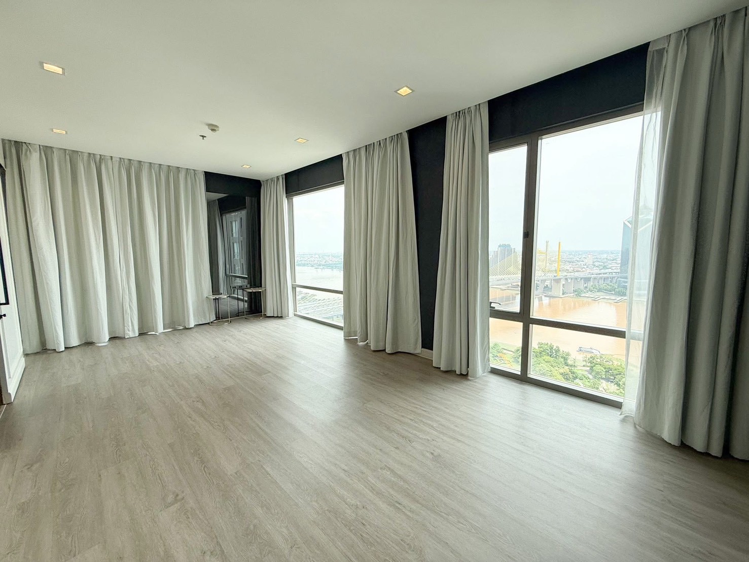 Rare Riverfront Residence in Bangkok | High-Floor Exclusive Unit | Starview Rama 3 For Sale image