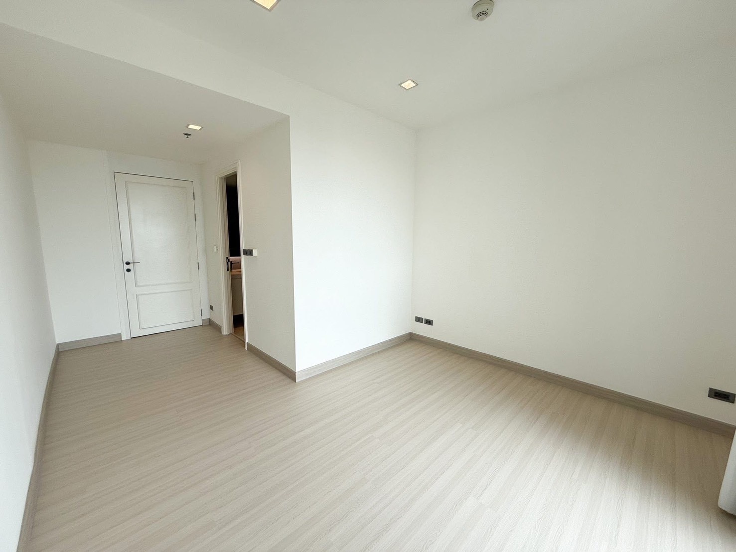 Rare Riverfront Residence in Bangkok | High-Floor Exclusive Unit | Starview Rama 3 For Sale image