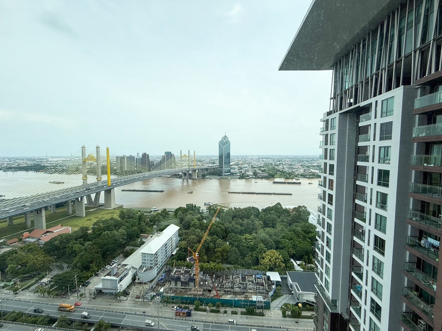 Rare Riverfront Residence in Bangkok | High-Floor Exclusive Unit | Starview Rama 3 For Sale image