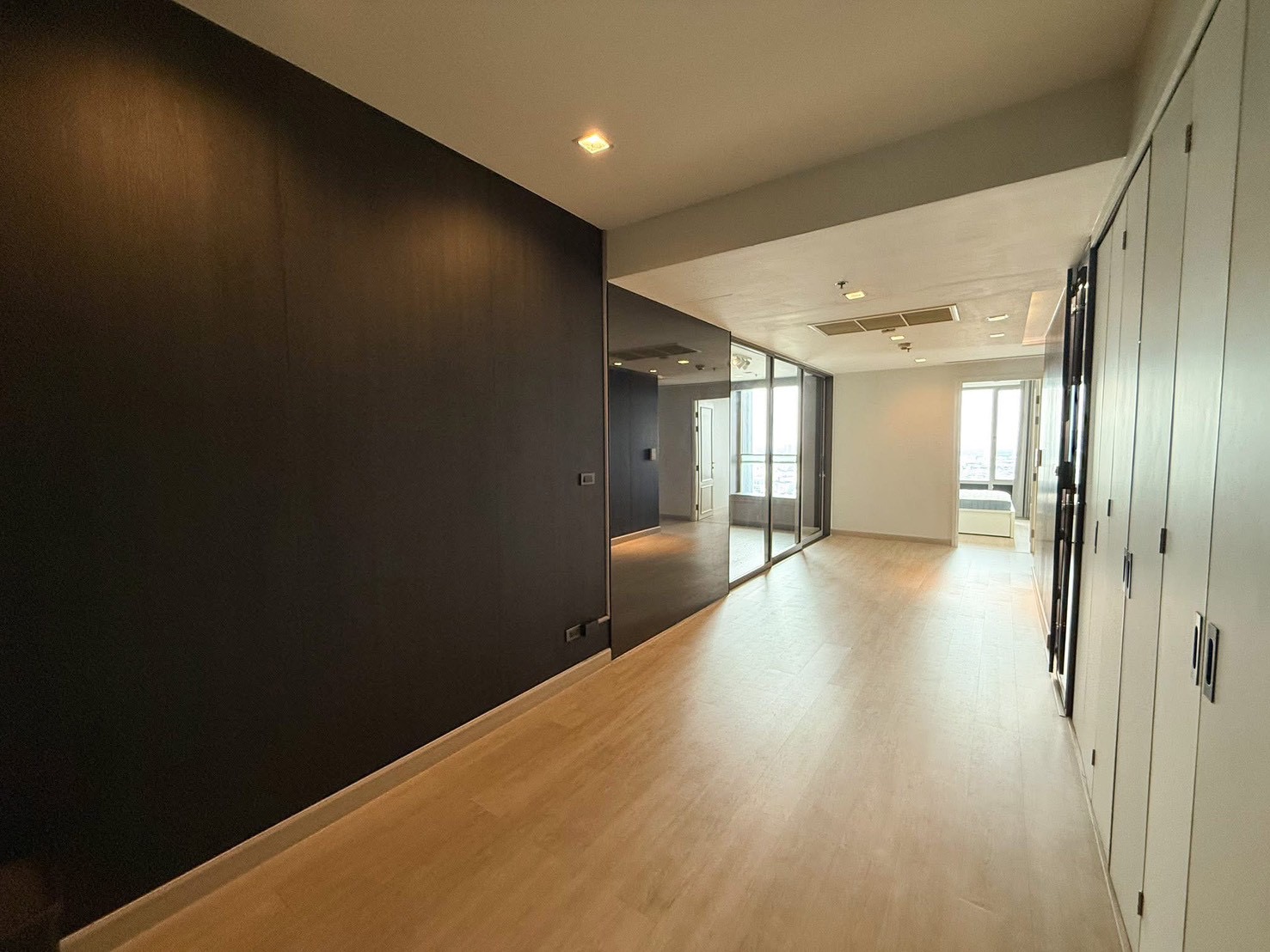 Rare Riverfront Residence in Bangkok | High-Floor Exclusive Unit | Starview Rama 3 For Sale image