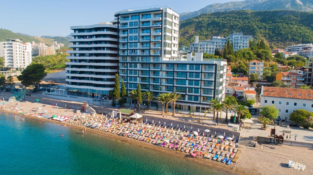 Modern Three-Bedroom Apartments in Sunraf Complex – Prime Seafront Location image