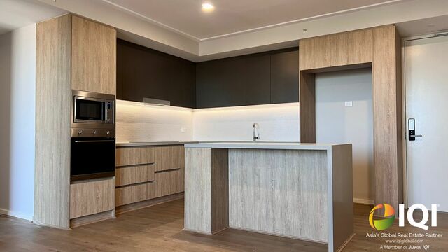 Sophisticated Urban Living with Sunrise Views image