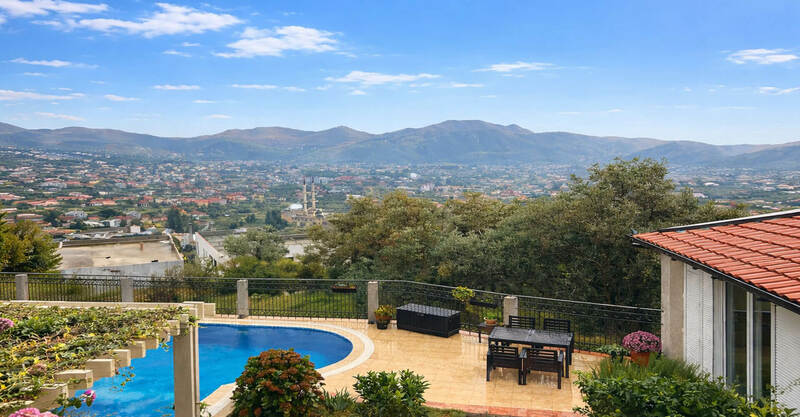 Spacious Family House with Swimming Pool and Mediterranean Garden